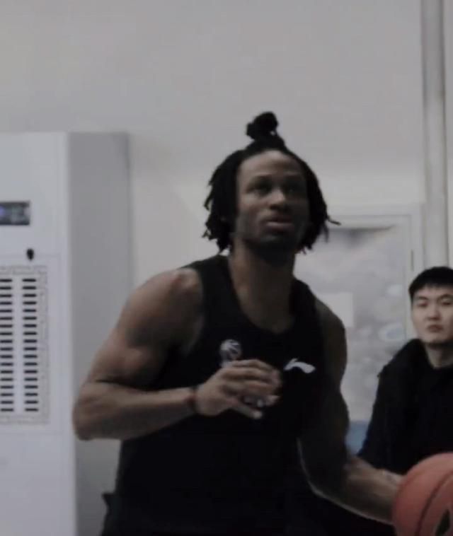 战报湖人20分惨败鹈鹕 詹姆斯34+6老六4抢断锡安26分NBA常规赛继续进行，洛杉矶湖人队（17胜17负）吞下连败。